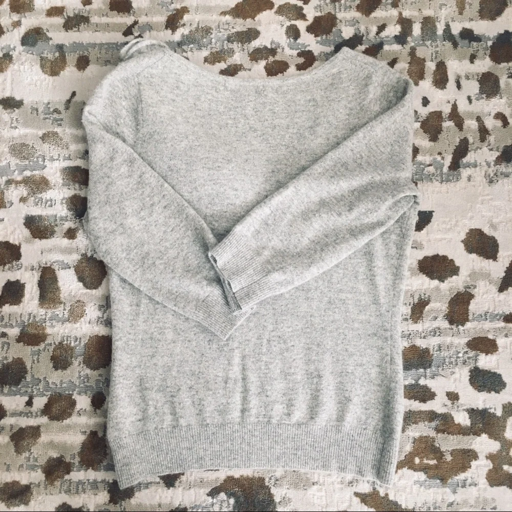 GREY V NECK SWEATER WITH FLOWERS